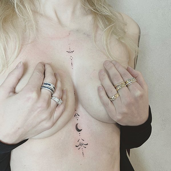 tatovering-sma-tatoveringer-bryst-symboler-mane.jpg