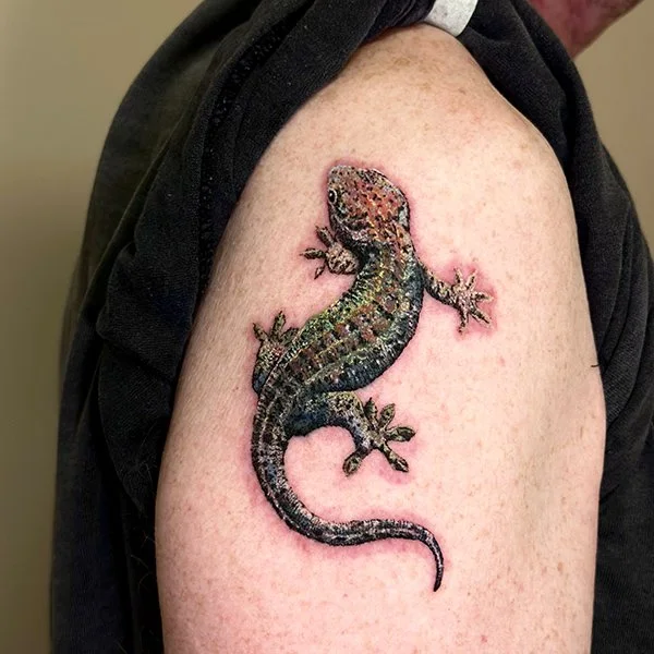 tatovering-fargetatovering-overarm-geco.jpg
