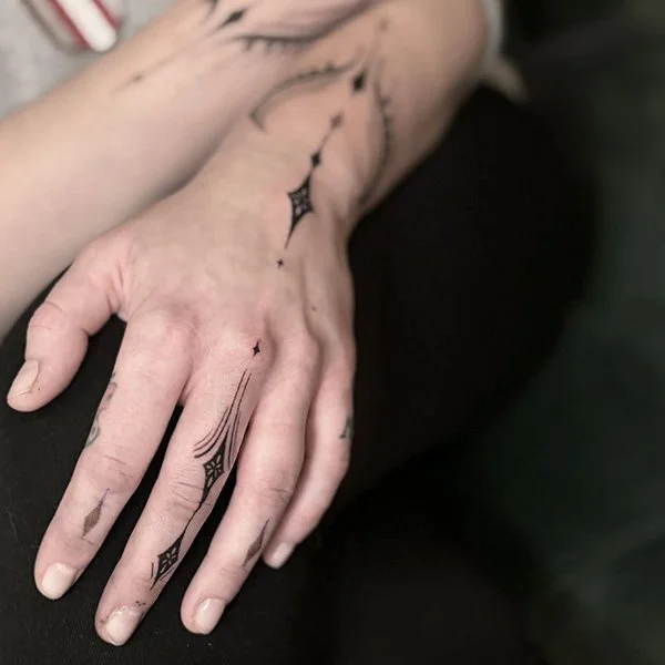 tatovering-sma-tatoveringer-hand-grafisk-dekorativ.jpg