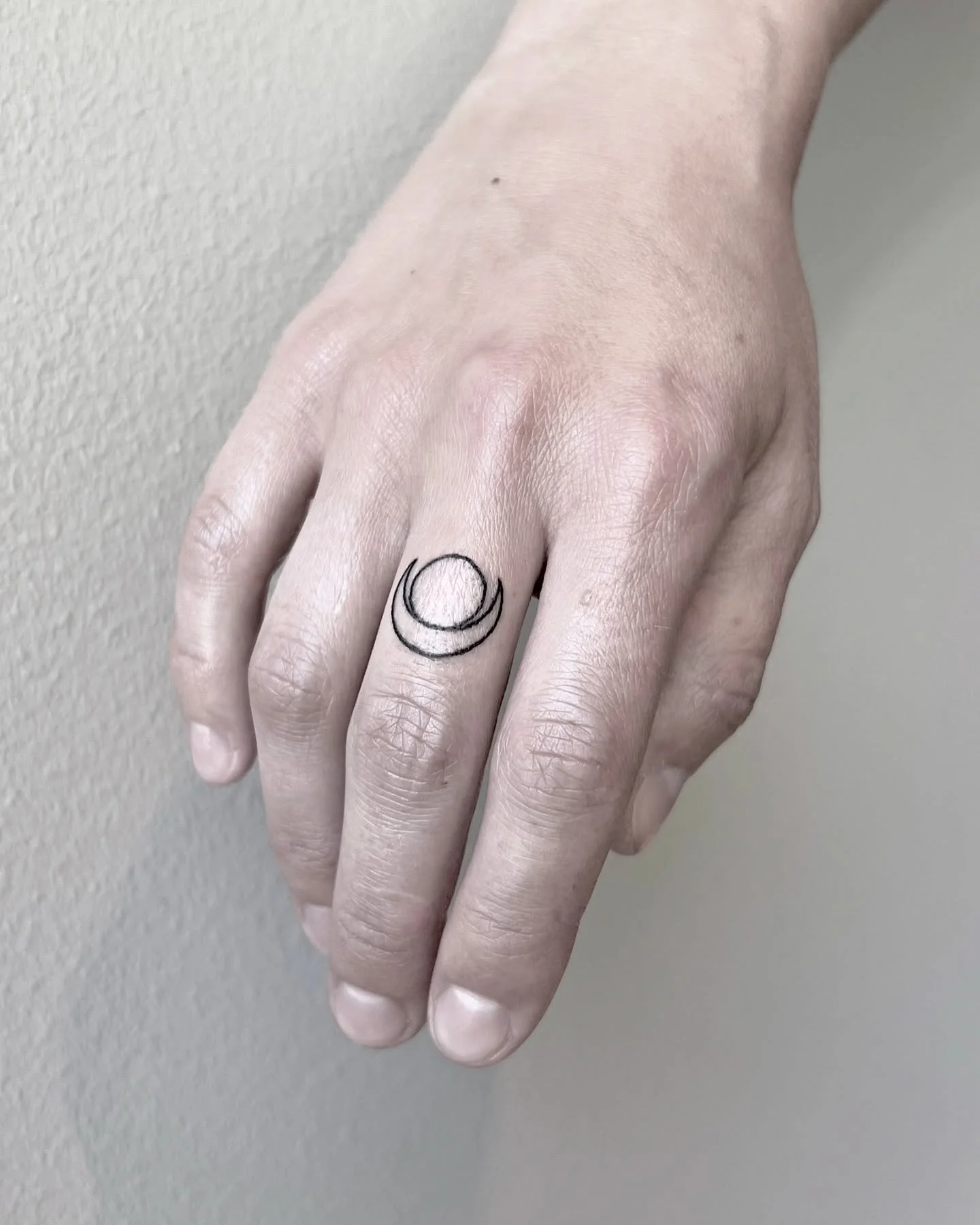 tatovering motiv på finger og hand