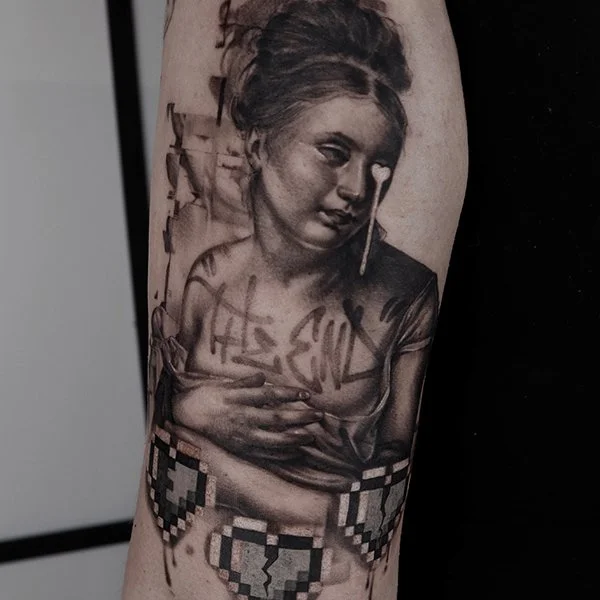 tatovering-surrealisme-arm-dame-piksel-hjerter.jpg