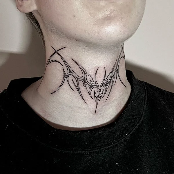 tatovering-blackwork-hals-grafisk.jpg