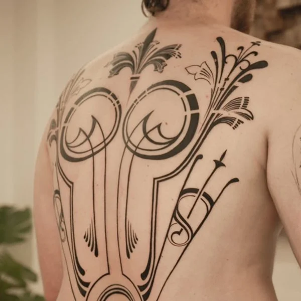 oslo-tattoo-artist-manny-tatovering-ornamental-rygg-symetrisk