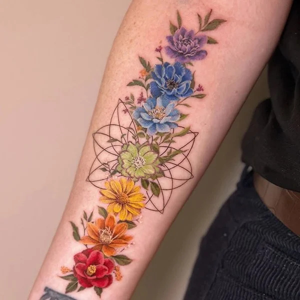 oslo-tattoo-artist-esther-tatovering-fargetatovering-arm-blomster-i-regnbufarger