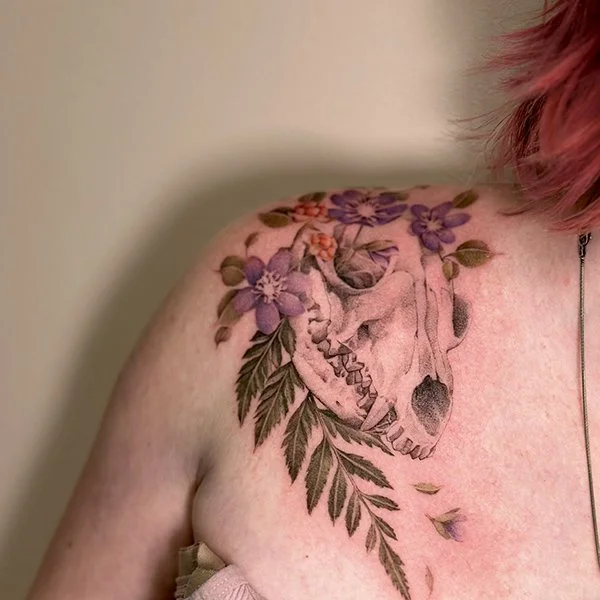 oslo-tattoo-artist-esther-tatovering-fargetatovering-skulder-brys-blomster-hodeskalle.jpg