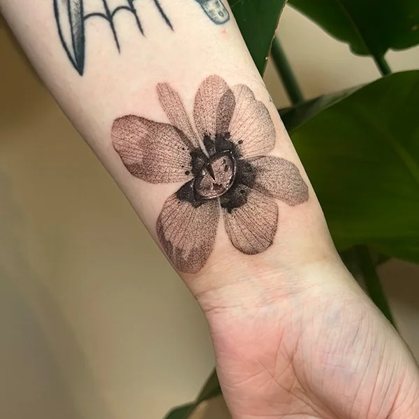 tatovering-dotwork-underarm-bloms-katteoye.jpg