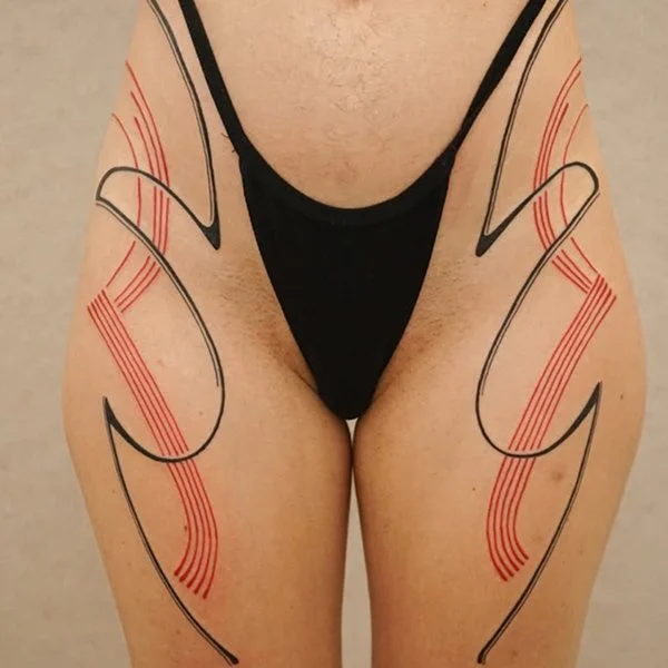 oslo-tattoo-artist-manny-oslo-tattoo-artist-manny-tatovering-ornamental-hofte-lar-symetisk-svart-rod