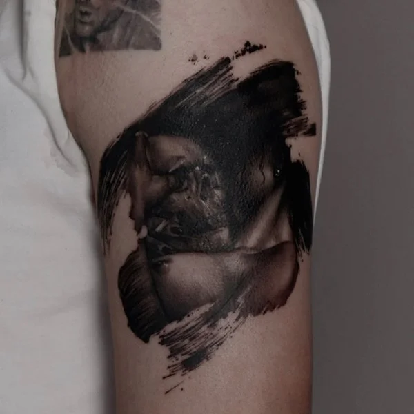 tatovering-blackwork-overarm-hodeskalle-kvinnekropp.jpg