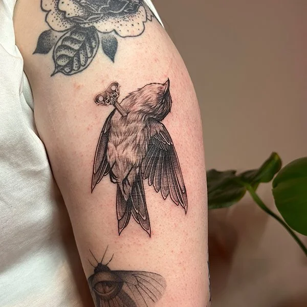 tatovering-dotwork-overarm-fugl.jpg