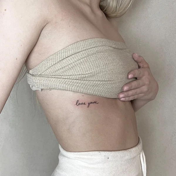 tatovering-lettering-ribs-love-you.jpg