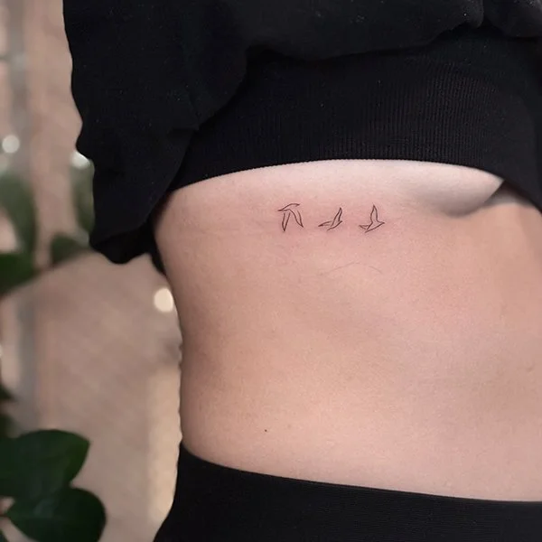tatovering-sma-tatoveringer-ribbein-tre-fugler.jpg