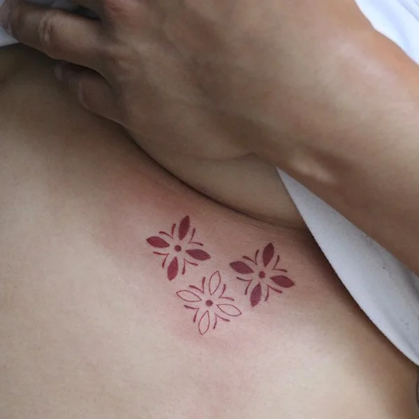 oslo-tattoo-artist-rebekka-tatovering-sma-tatoveringer-ribbein-rode-grafiske-blomster