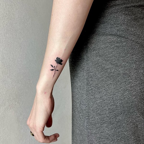tatovering-sma-tatoveringer-underarm-rose.jpg