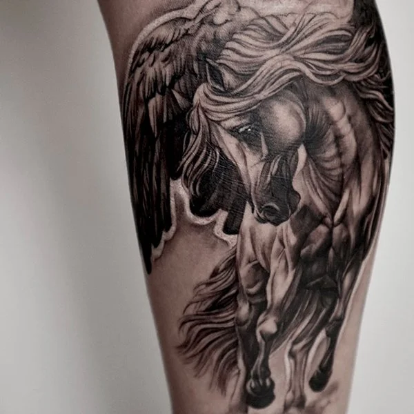 tatovering-surrealisme-bein-hest-med-vinger.jpg
