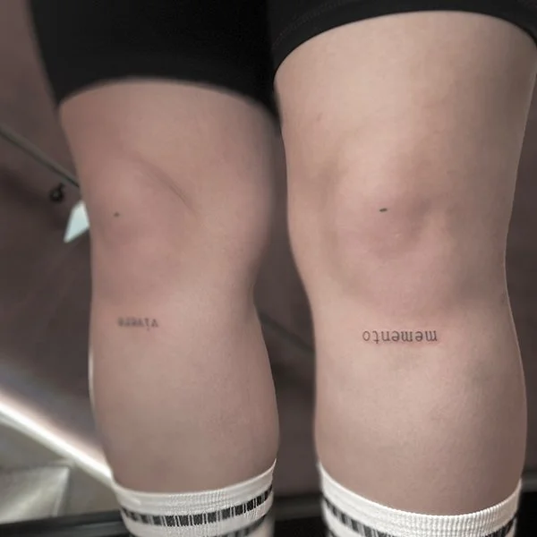 tatovering-lettering-under-kne.jpg