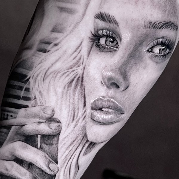 tatovering realisme underarm kvinneansikt