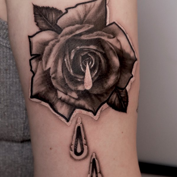 tatovering-surrealisme-arm-rose-med papireffekt.jpg