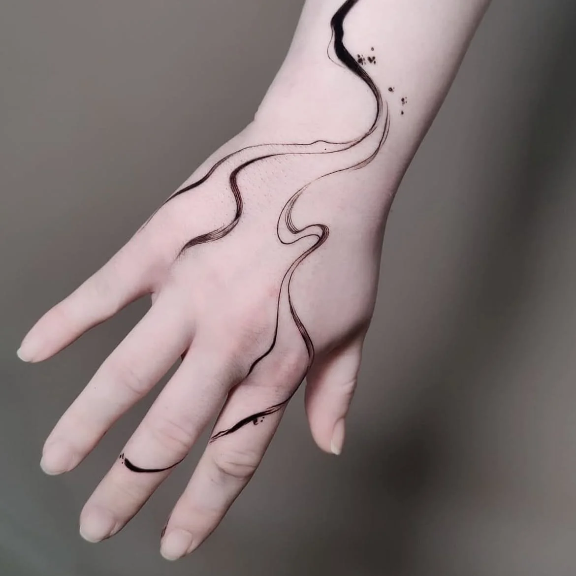 tatovering på finger og hand