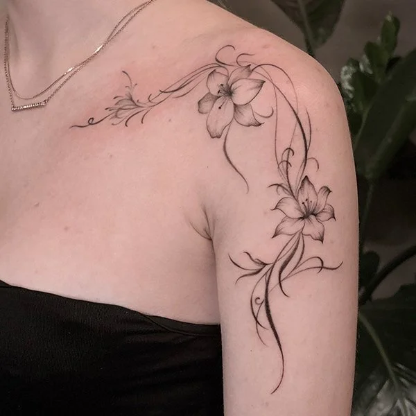 oslo-tattoo-artist-nina-tatovering-floral-overarm-skulder-blomster