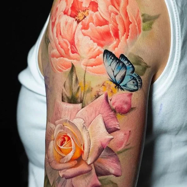 tatovering-fargetatovering-overarm-bloste-rose-sommerfugl.jpg