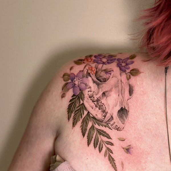 tatovering-fargetatovering-skulder-brys-blomster-hodeskalle.jpg