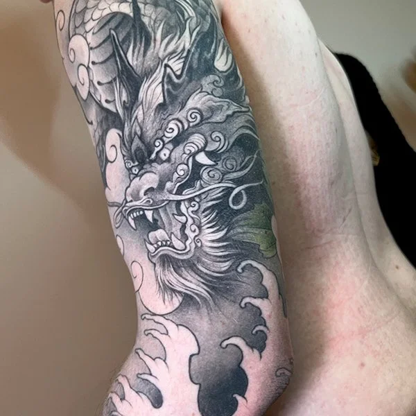 tatovering-japansk-overarm-drage-gratoner.jpg