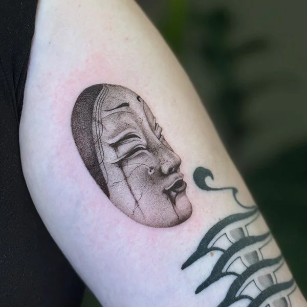 tatovering-dotwork-overarm-maske.jpg