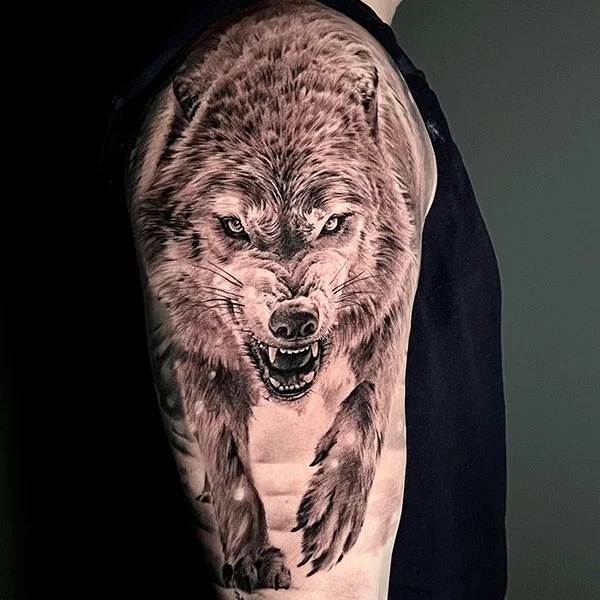 oslo-tattoo-artist-mrs-castro-tatovering-realisme-overarm-ulv
