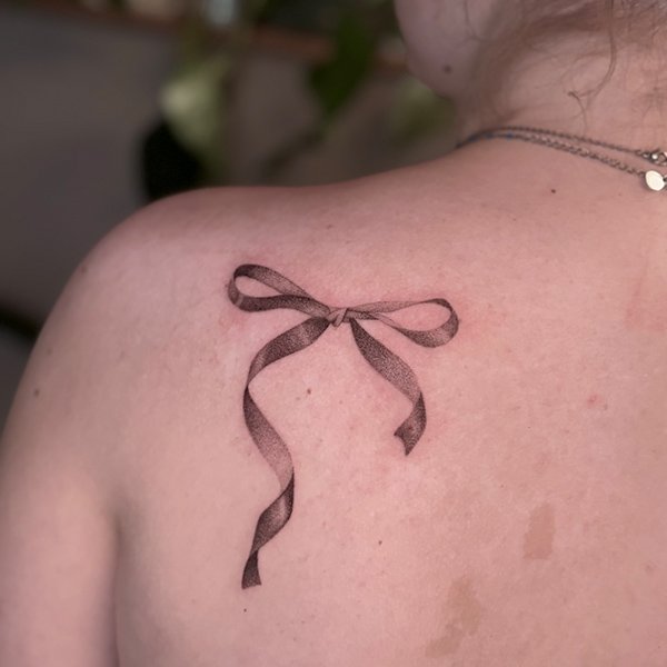 tatovering-sma-tatoveringer-skulder-sloyfe.jpg