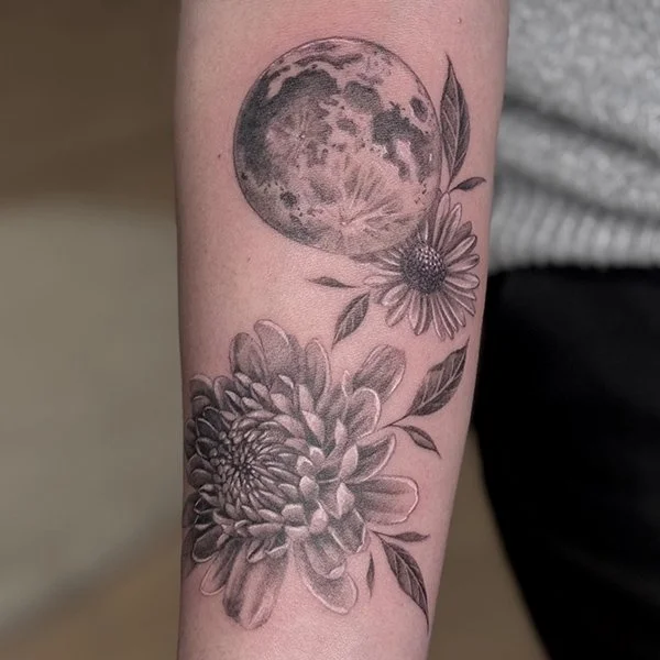 oslo-tattoo-artist-anja-tatovering-arm-blomst-mane