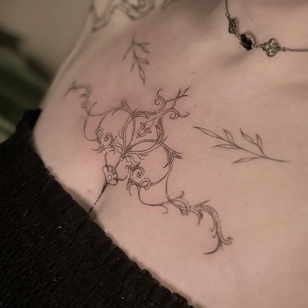 tatovering-fineline-bryst-dekorativt.jpg