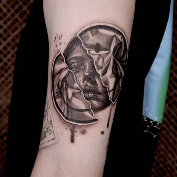 tatovering-surrealisme-arm-ansikt-med-smiley-maske.jpg