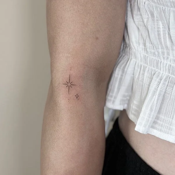 tatovering-sma-tatoveringer-arm-stjerner.jpg