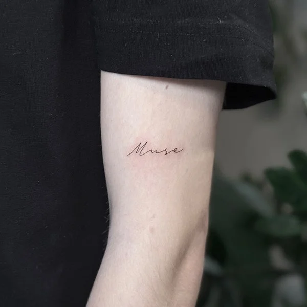 tatovering-lettering-overarm-tekst-muse.jpg