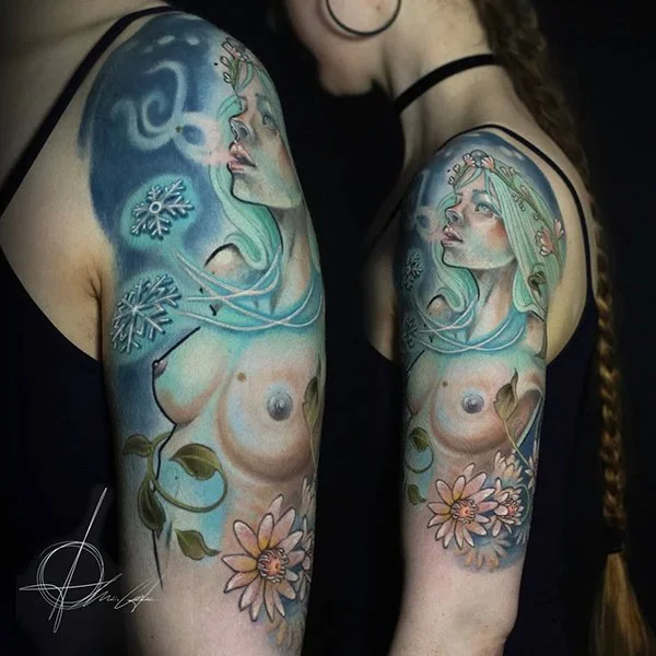 tatovering-fargetatovering-arm-kvinne-blomster-snøkrystaller.jpg