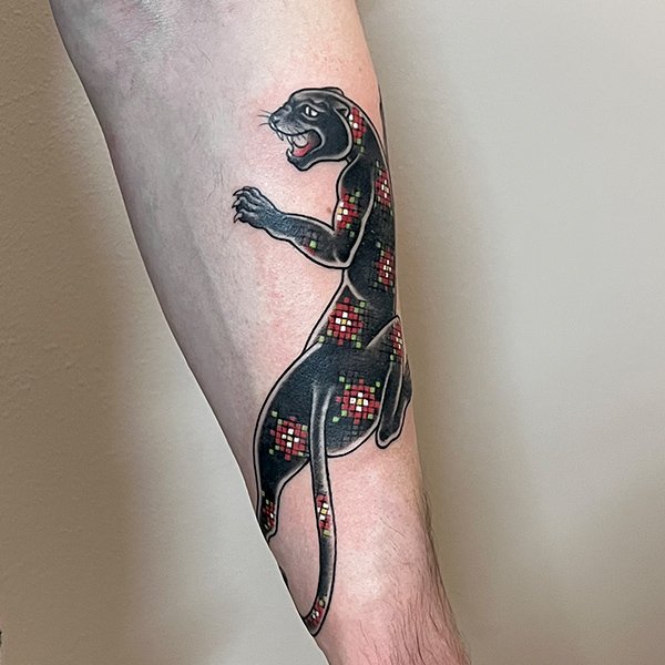 tatovering-old-school-underarm-svart-panter.jpg
