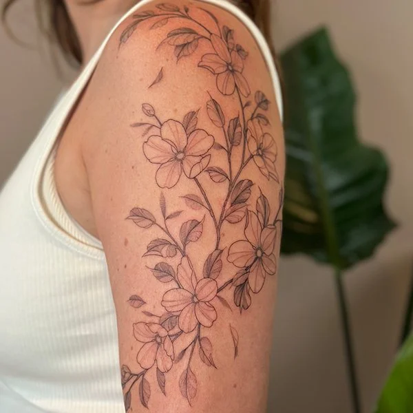 tatovering-floral-overarm-blomster-blader.jpg