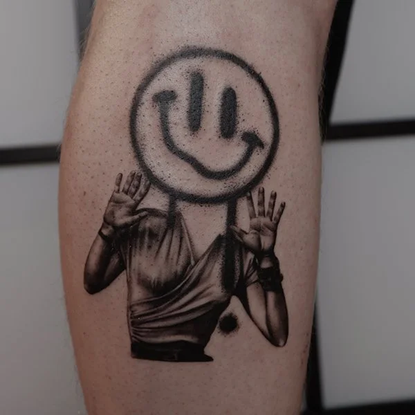 tatovering-surrealisme-bein-dame-smiley.jpg