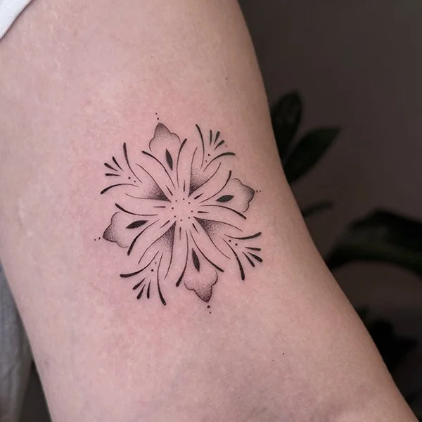 oslo-tattoo-artist-rebekka-tatovering-arm-abstrakt