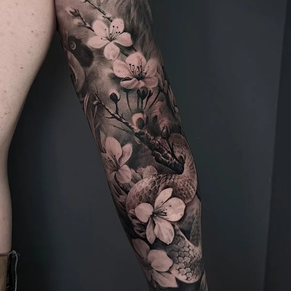 oslo-tattoo-artist-mrs-castro-tatovering-realisme-blomster-slange