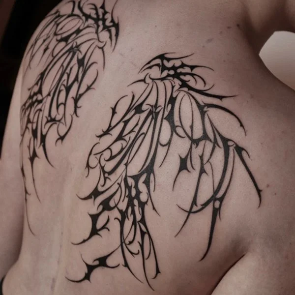 tatovering-blackwork-rygg-grafiske-vinger.jpg