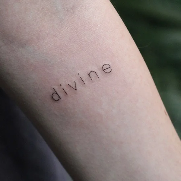 tatovering-lettering-arm-divine.jpg