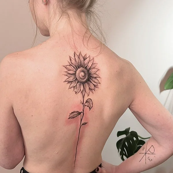 tatovering-floral-rygg-solsikke.jpg