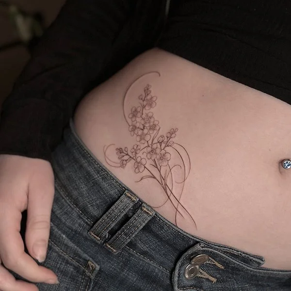 tatovering-fineline-hofte-blomster.jpg