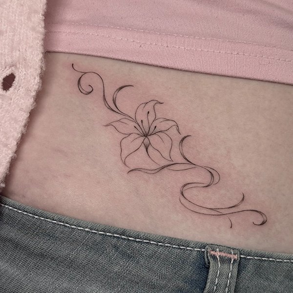 tatovering-floral-hofte-delikat-blomst.jpg