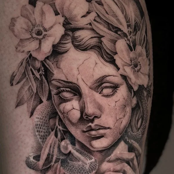 oslo-tattoo-artist-esther-tatovering-kvinne-blomst-slange