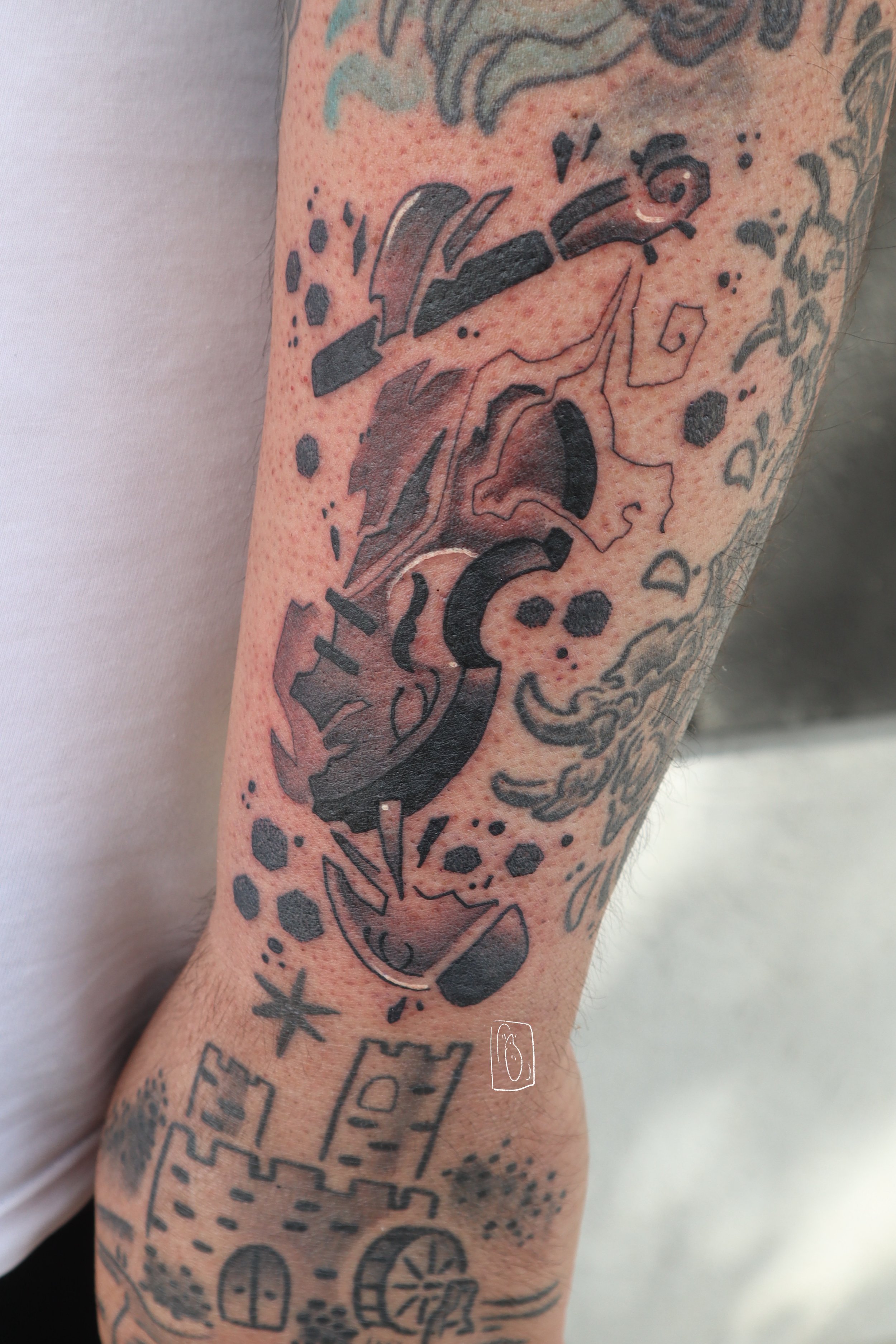 a broken violin tattoo, finishing a gap on the client’s forearm