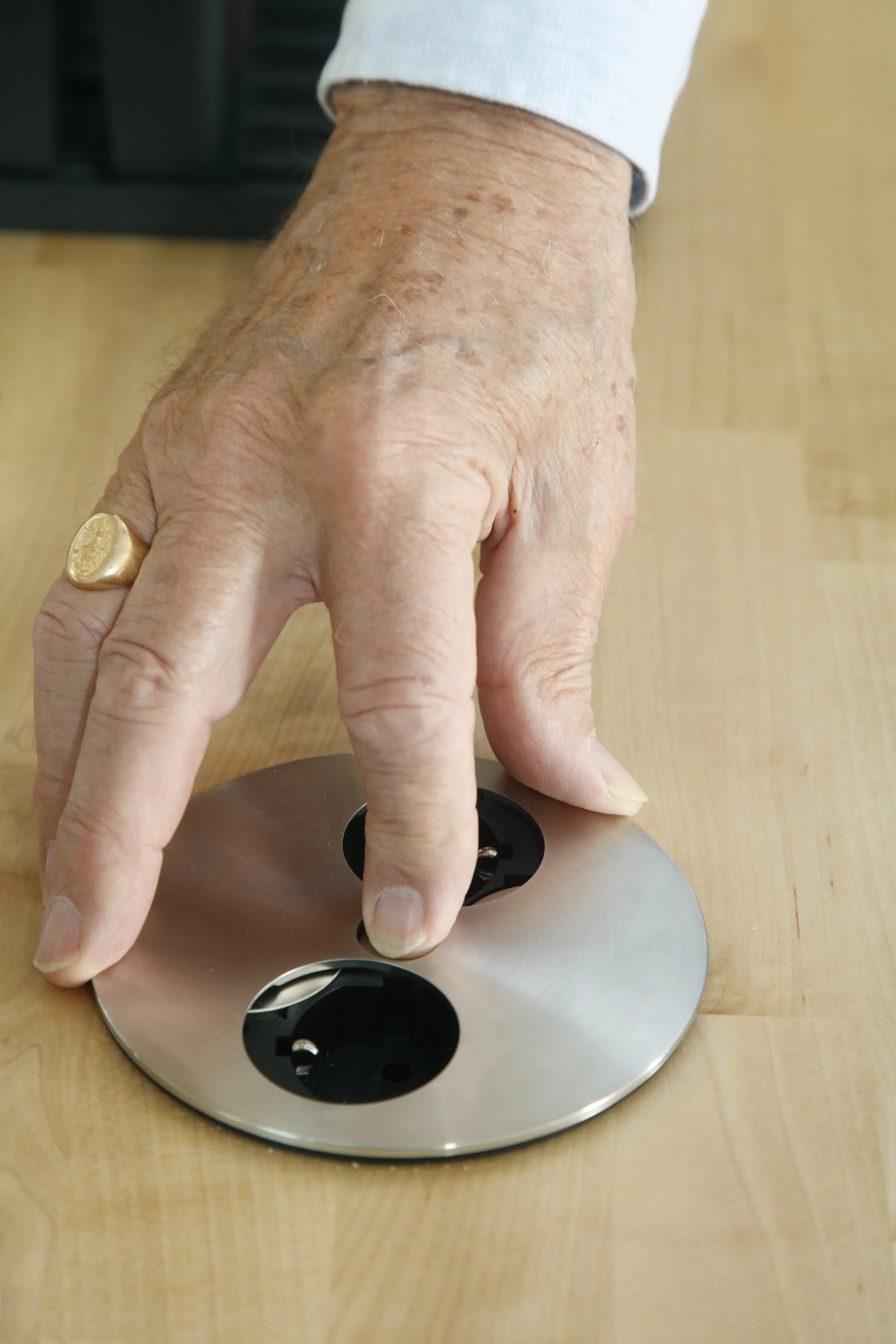 Kädessä pyöritetään vinyllevyä soittimesta.