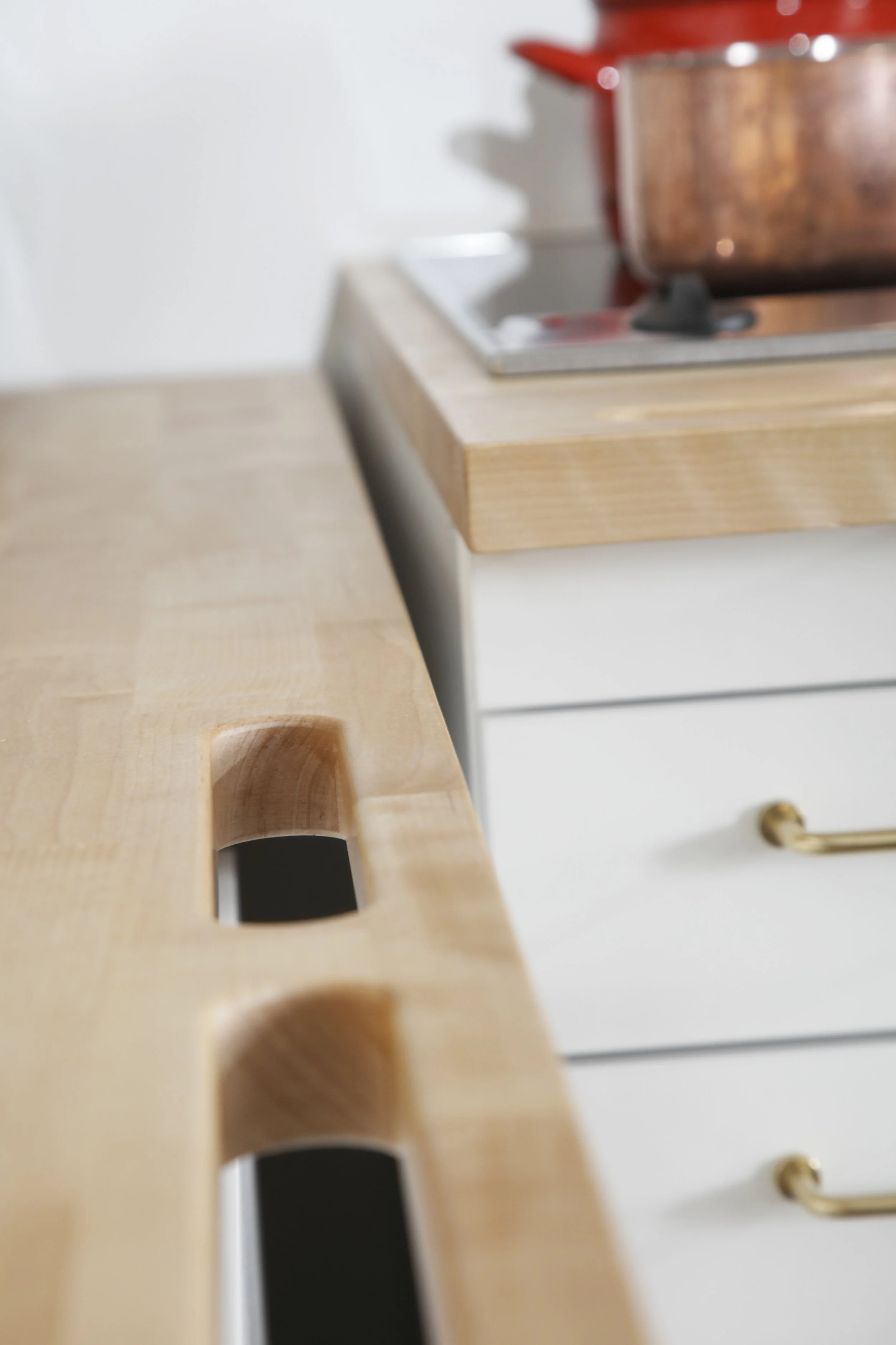 Puukalusteita ja keittolevy keittiössä.