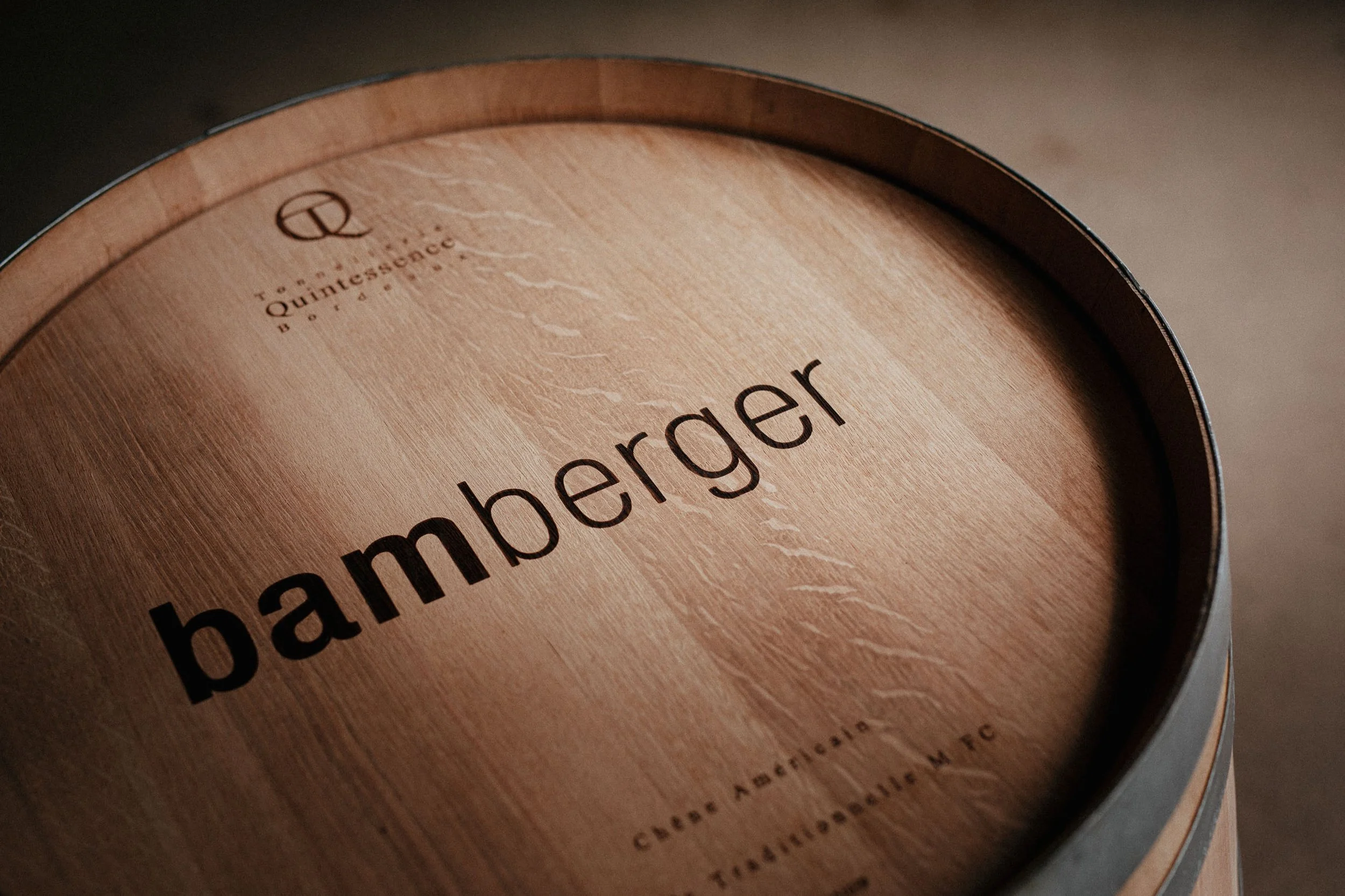 Nahaufnahme eines Holzfasses mit dem Aufdruck "bamberger" und weiteren kleinen Schriftzügen.